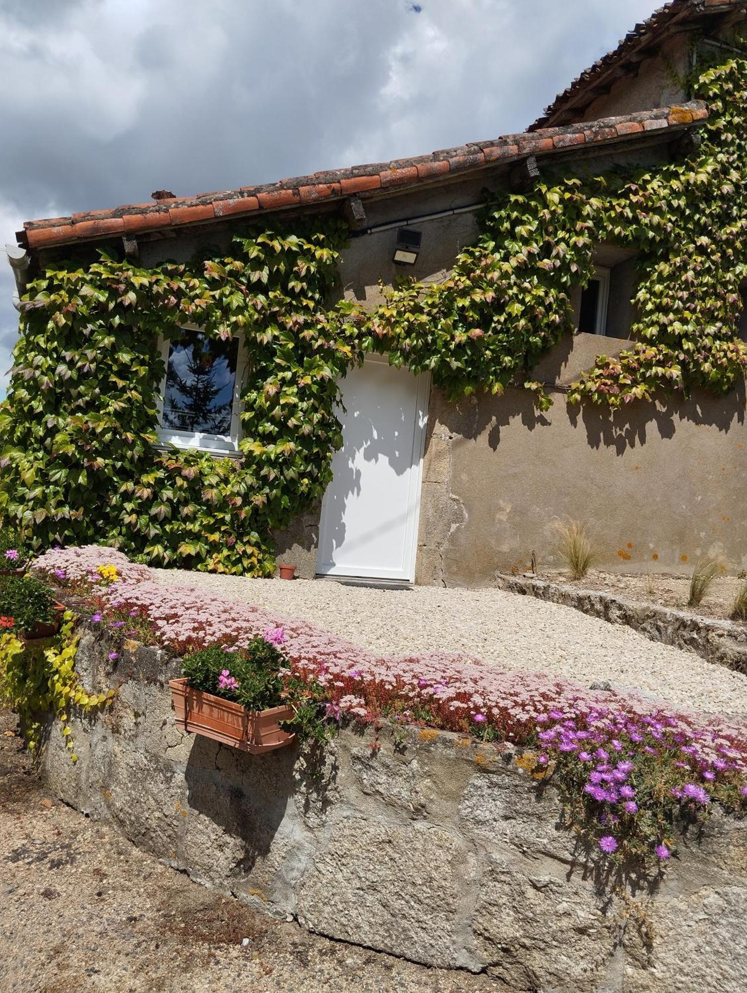 Maison Au Calme Avec Vue Etang Clesse  Exterior photo